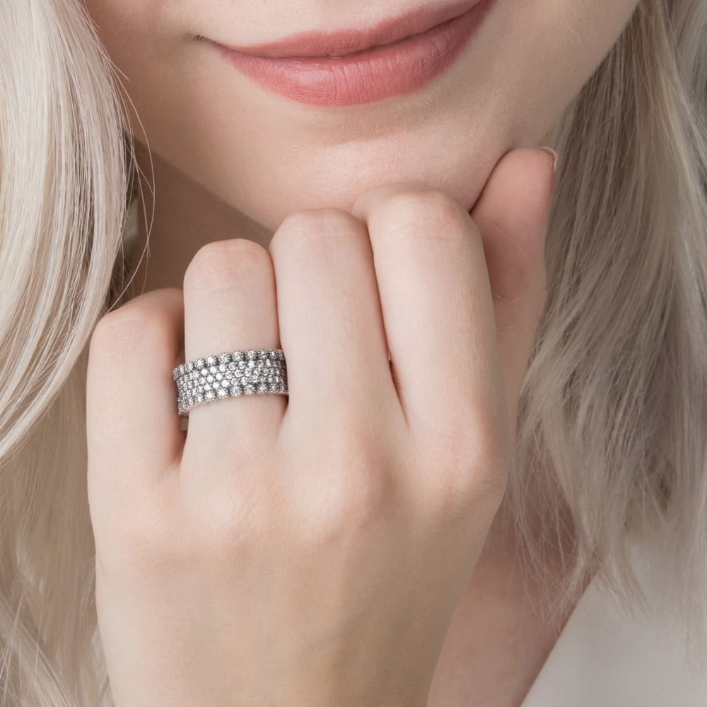 Срібне кільце – що означатиме такий подарунок та кому він підійде