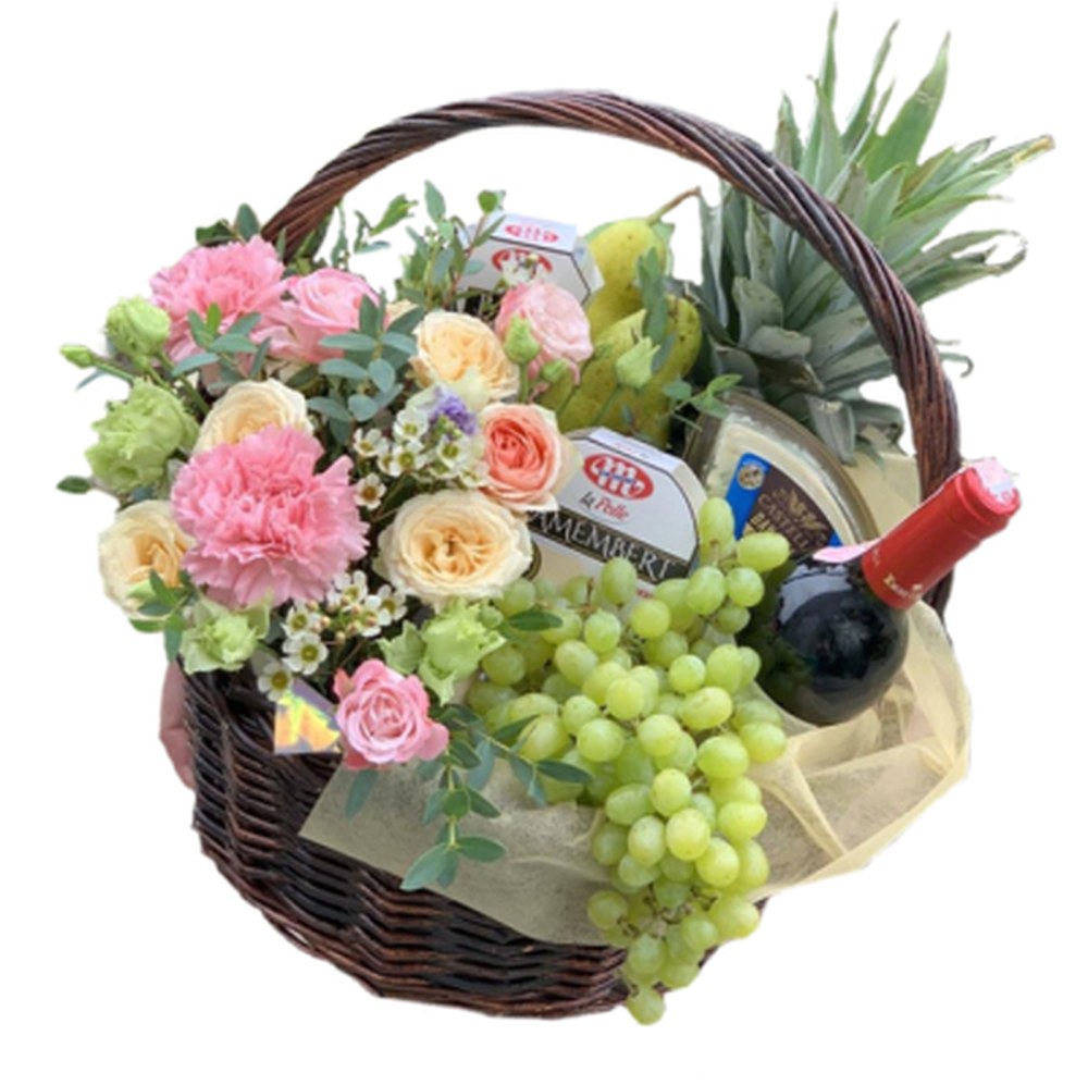 Новорічні, подарункові та фруктові кошики в Києві з доставкою по Україні