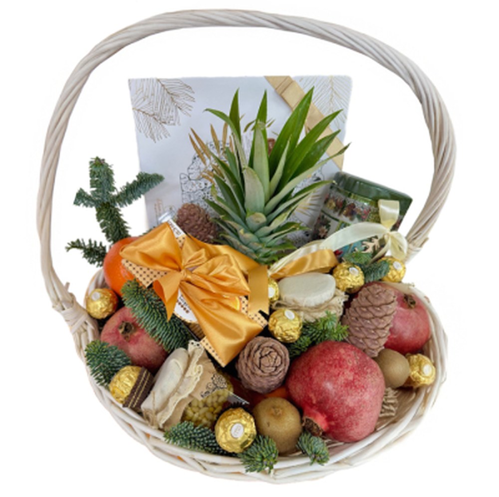 Новорічний кошик з шишками та фруктами