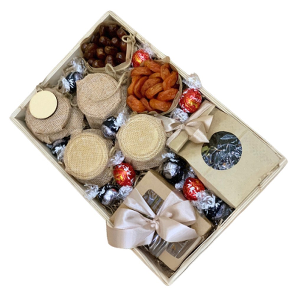 Подарунковий ящик з горіхами та сухофруктами