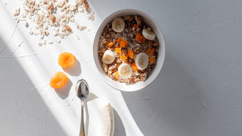 Клітковина у сухих сніданках: чому вона важлива для організму